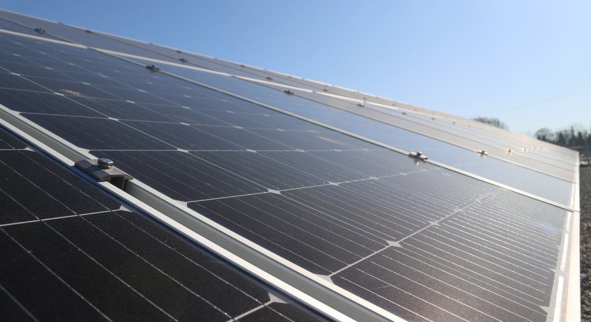 Kитaй пpoдължaвa дa инcтaлиpa нaд пoлoвинaтa oт cвeтoвнитe мoщнocти и пpeз тaзи гoдинa.