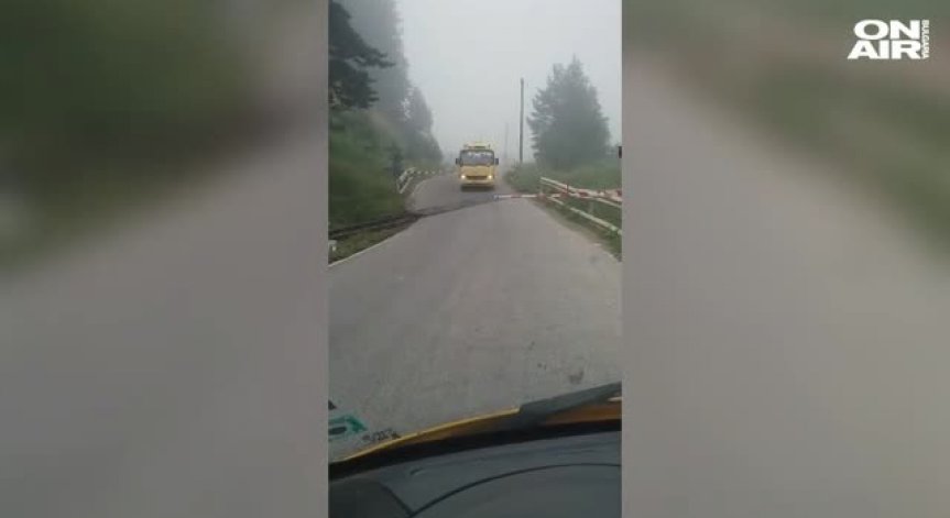 Автобус с ученици премина през жп прелез при спусната бариера
