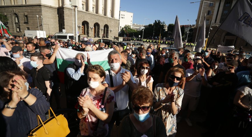 Напрежение на жълтите павета, протестиращи хвърлят бутилки