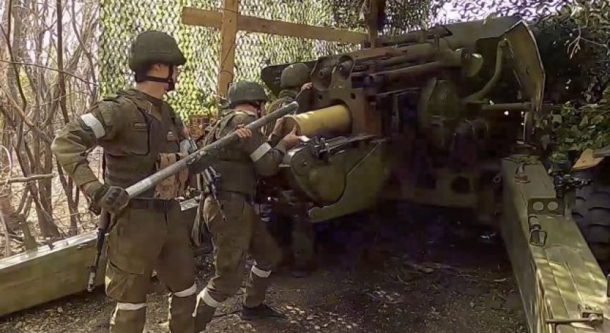 Руските безпилотни самолети хвърлят газови гранати в окопи или траншеи.