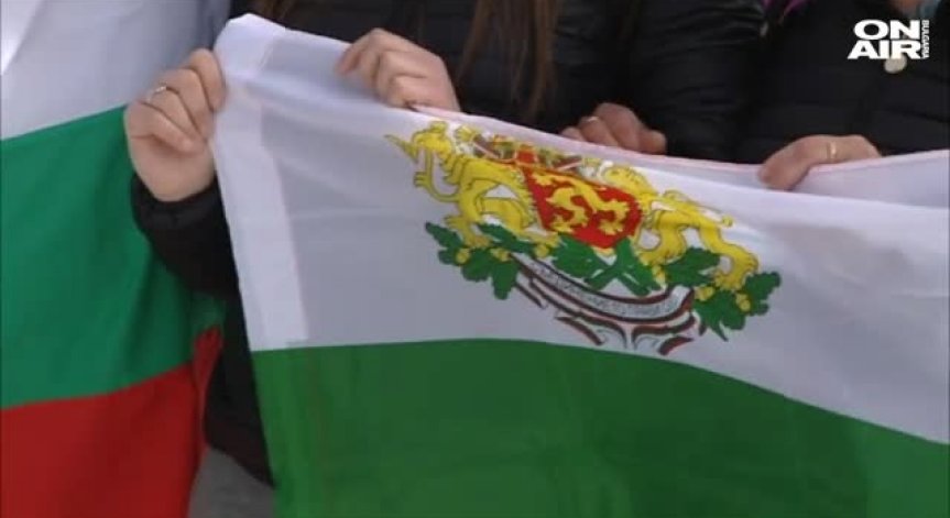 Скиори и сноубордисти спуснаха трибагреника в Пампорово