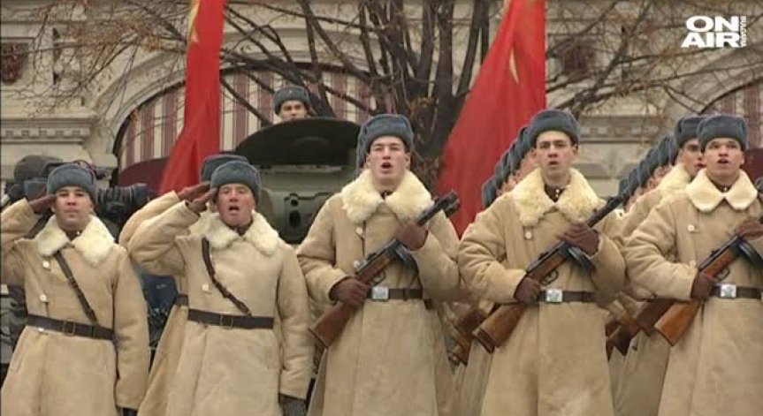 Москва почита загиналите във ВСВ с грандиозен военен парад