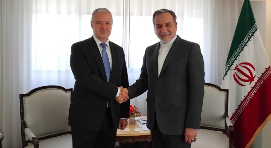 Министър Кондов разговаря и с външния министър на Иран д-р Сейед Аббас Арагчи.