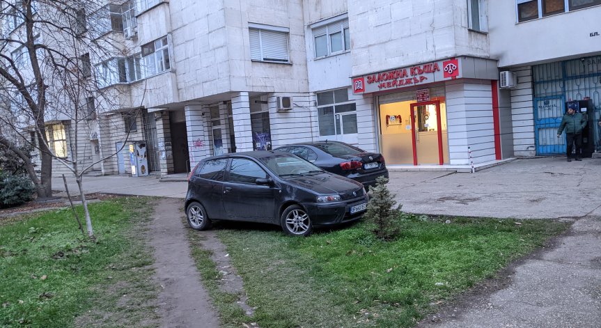 Сигнали в HelpBook за паркиране в зелени площи и на инвалидни места