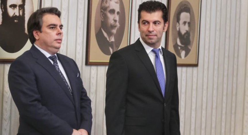 Асен Василев: Радев може да нарече шарлатани и Административния съд