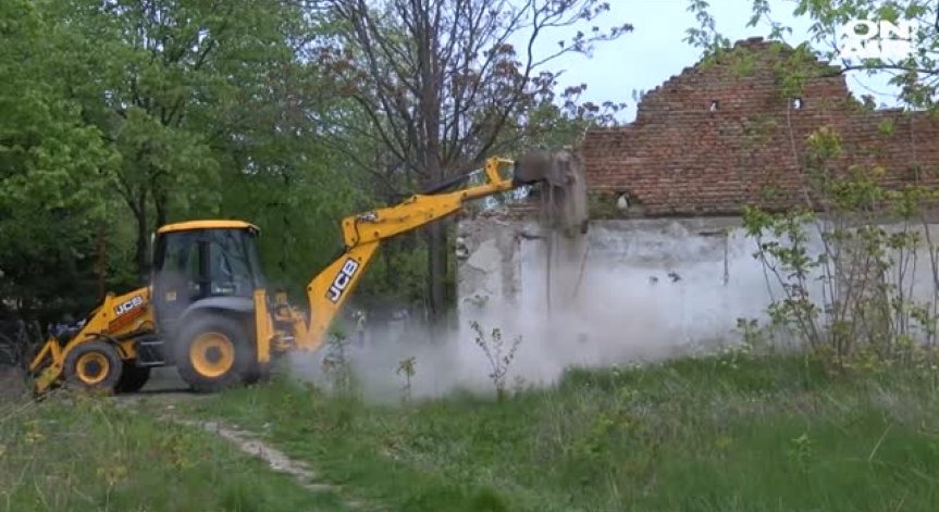 Събарят опасната стена на бившето военно поделение в Хасково
