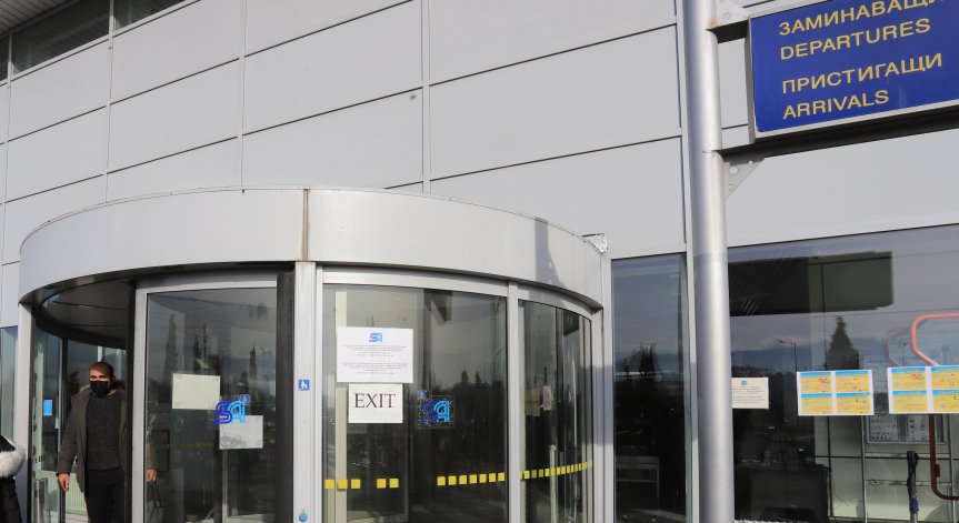 Линейки и пожарни на летище София заради аварийно кацнал самолет