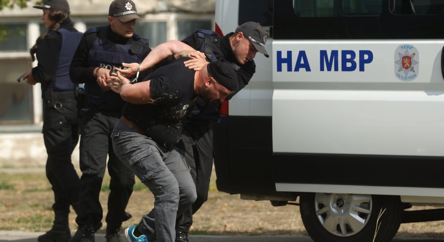 Арестуват и ни бият: 32,6% от задържаните у нас се оплакват от полицейски тормоз