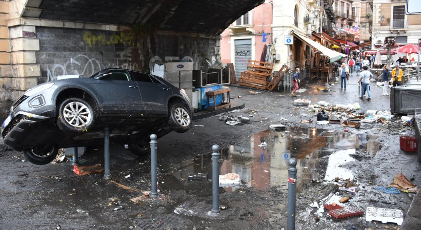 Паркирани автомобили бяха отнесени.