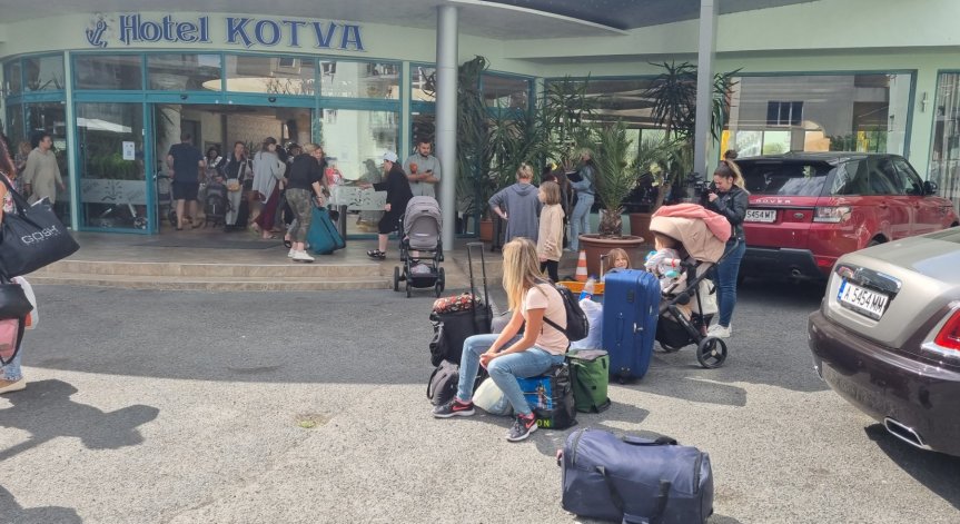 За 3 дни местят 35 000 украински бежанци от хотелите, хиляди вече бягат от страната