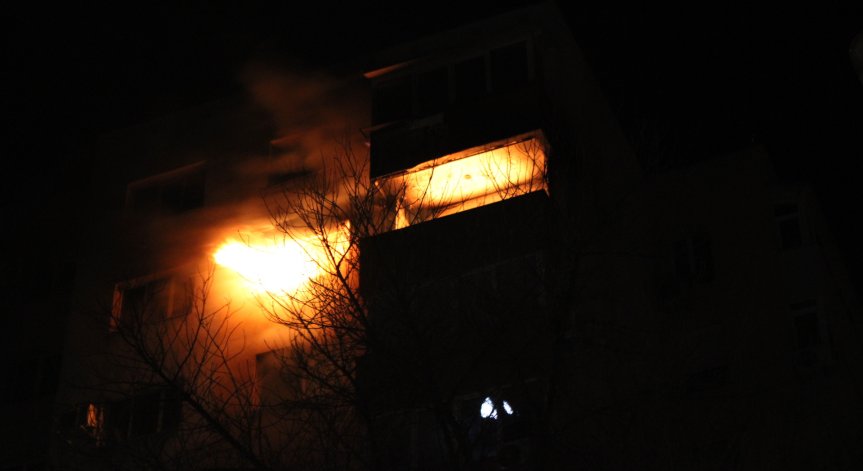 Жертвите от пожара в Благоевград станаха две, 6 души са в болница