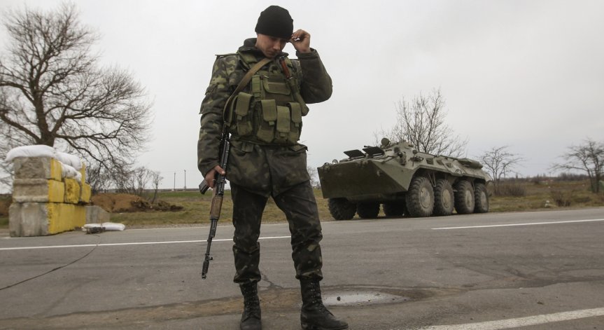 Украински военнослужещи разположиха военна техника до границата с Крим