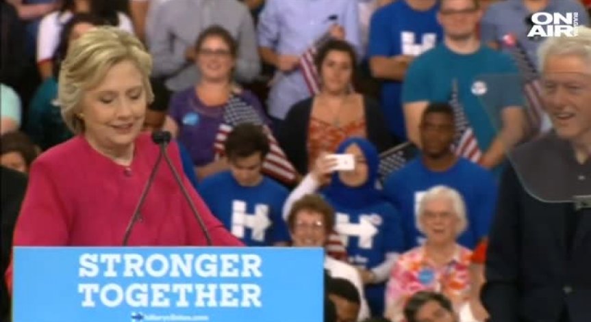 Клинтън води с 12% пред Тръмп