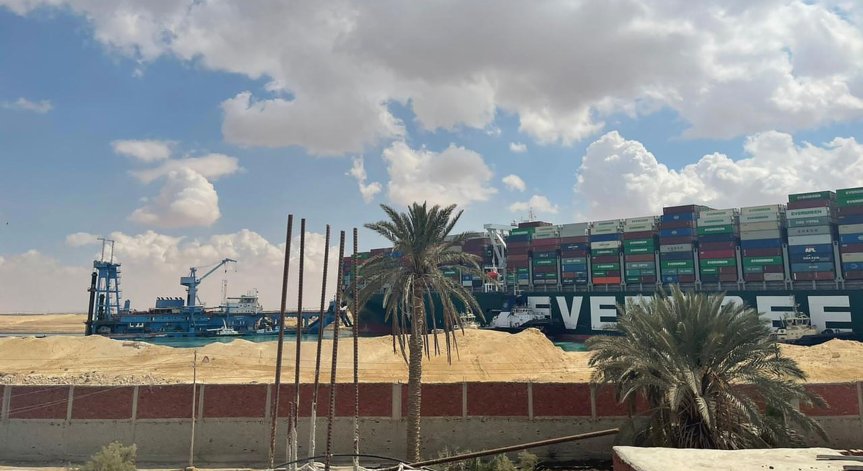 Бедствие за милиарди: Блокадата на Суецкия канал ще продължи да сее хаос в доставките