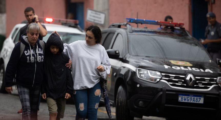 Тийнейджър намушка с нож учител във Великобритания, полиция блокира района