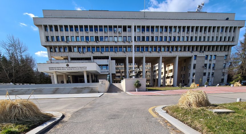 Българите също трябва да избягват места с голямо струпване на хора.