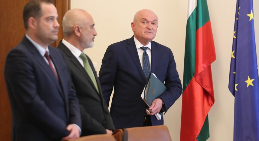 Димитър Главчев ще отговаря на въпроси на депутатите