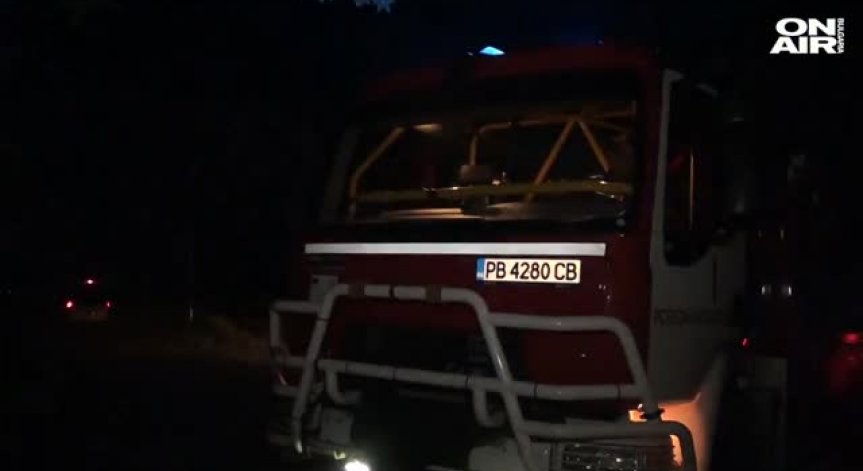 Огнеборците гасят край Карлово - огънят е овладян от 2 страни