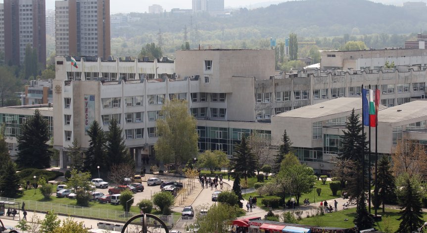 В пик часовете придвижването на живущите в квартала е меко казано ужасно.