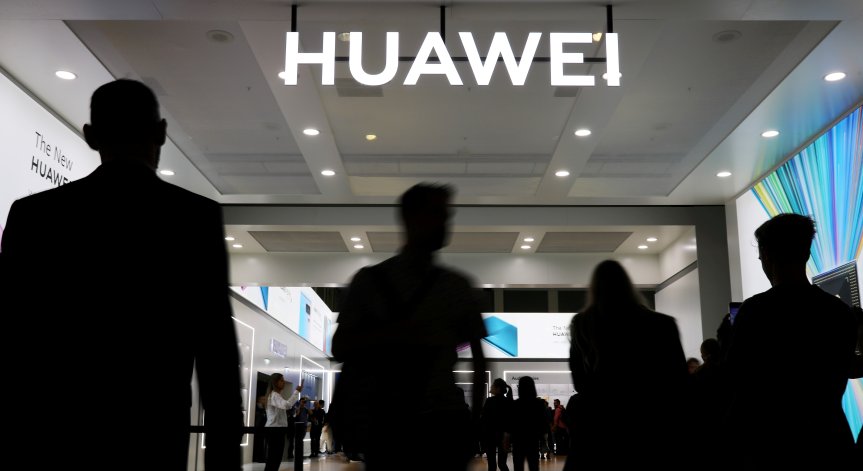 Huawei дава бонуси на служителите, които ѝ помагат да се справи с кризата