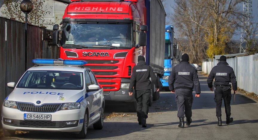 Полицаи блокираха Шуменско, спират коли за проверки