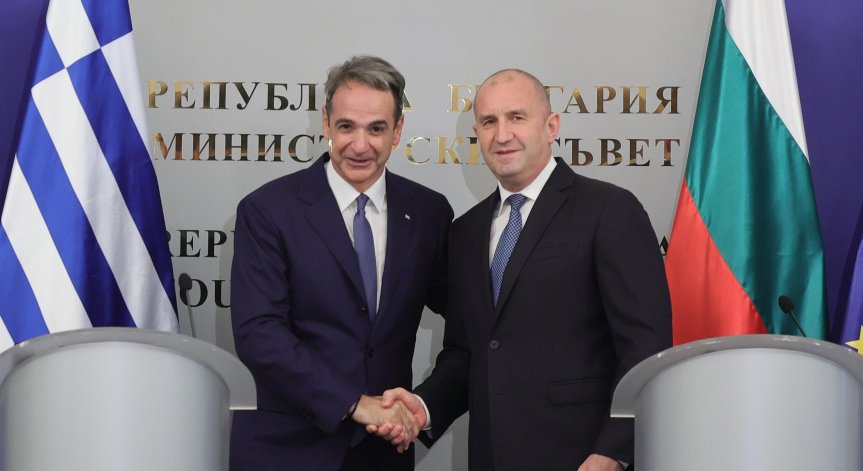 Радев лично приема тленните останки на Самуил от Мицотакис в Солун