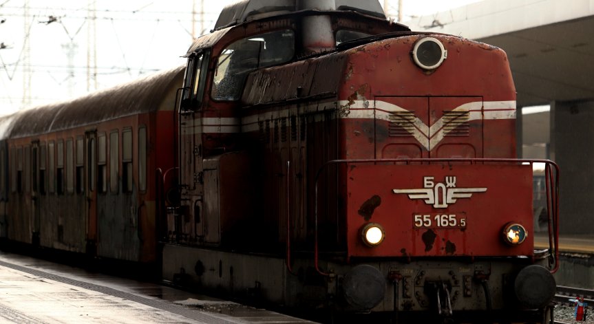 Волтова дъга вкара в болница двама служители, проверявали контактната ЖП мрежа