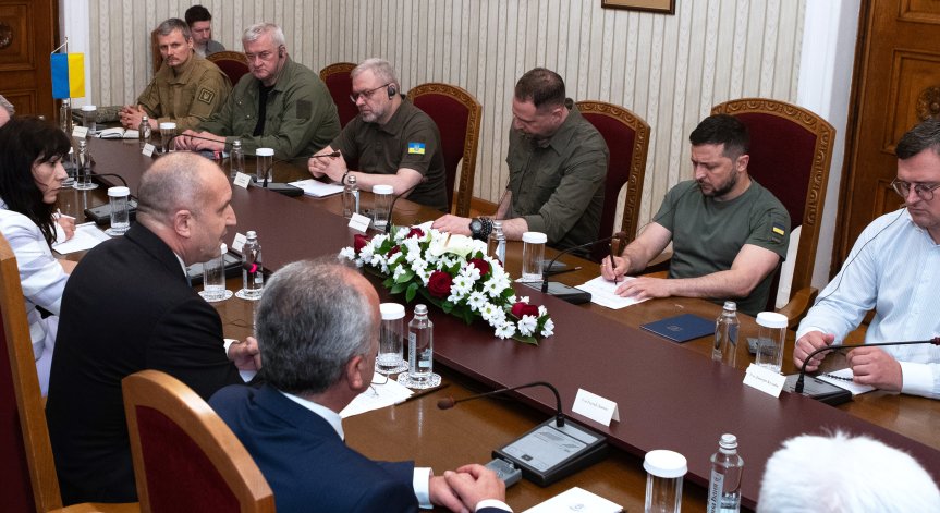 Радев към Зеленски: Не приемам даването на боеприпаси, като президент имам отговорности