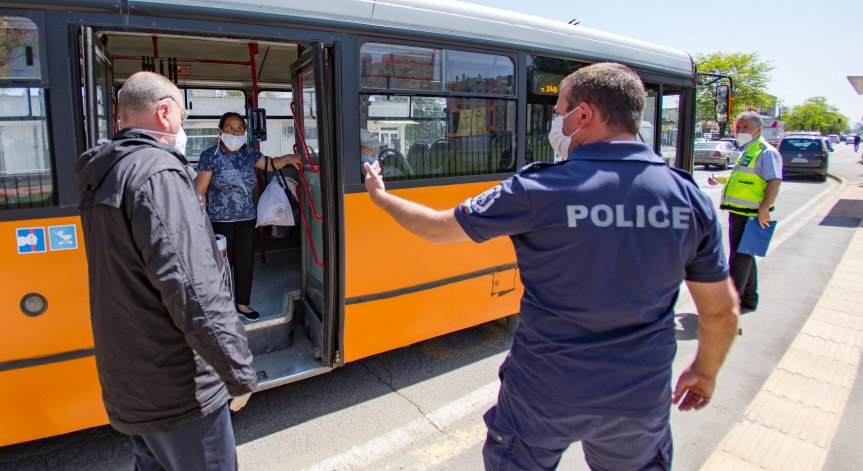 Две жени бият и псуват пътниците в автобус в София, задържаха ги за 72 ч.