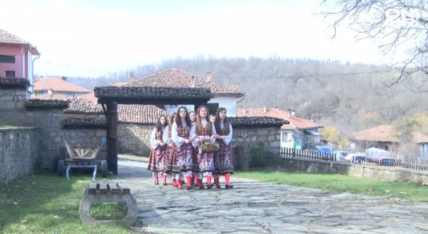 Лазарките пеят за здраве и берекет: Празник е!