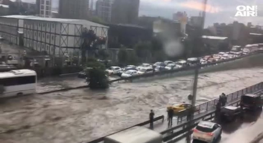 Проливните дъждове блокираха градския транспорт в Истанбул