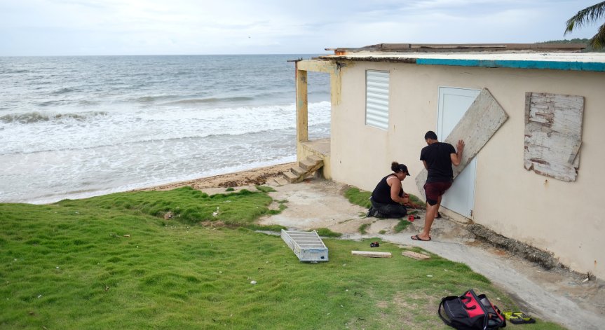 Дориан удари Пуерто Рико, уби мъж и остави без ток 23 000 души