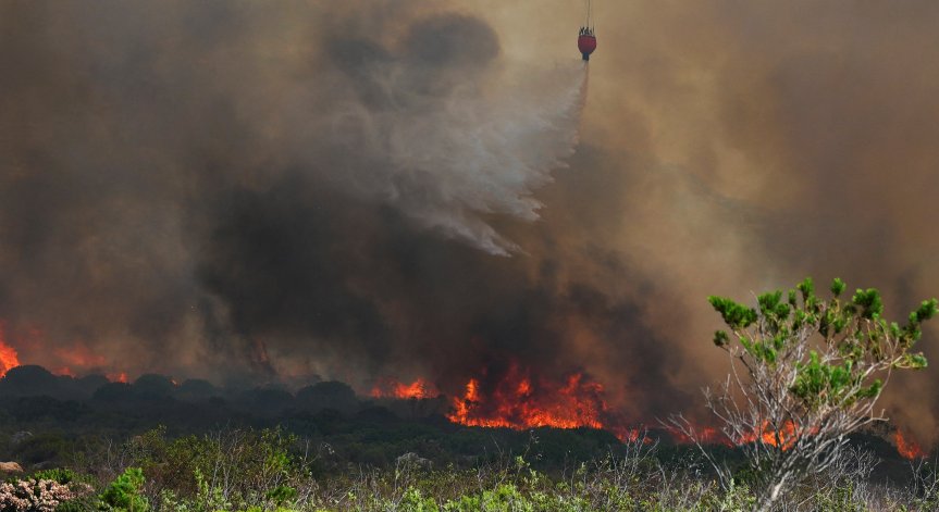 16 души са лекувани за леки наранявания от вдишване на дим.