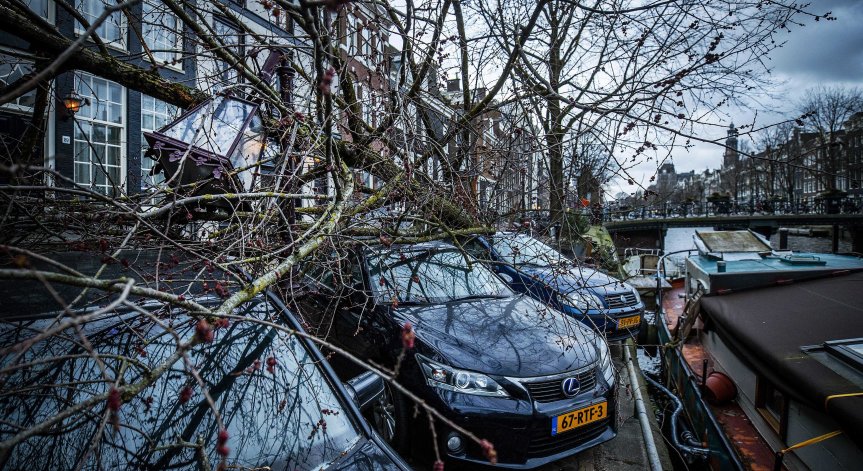 Бурята Юнис взе 13 жертви в Северозападна Европа, има сериозни материални щети