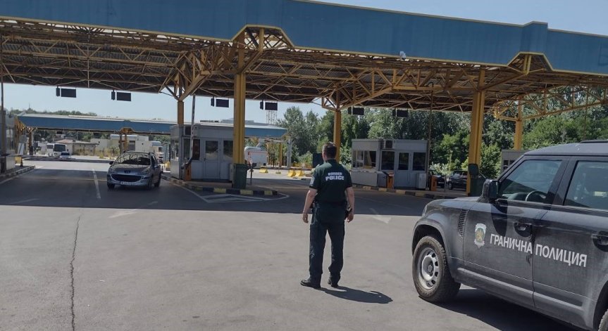 Хванаха телефонни измамници в опит да избягат през Дунав мост при Русе