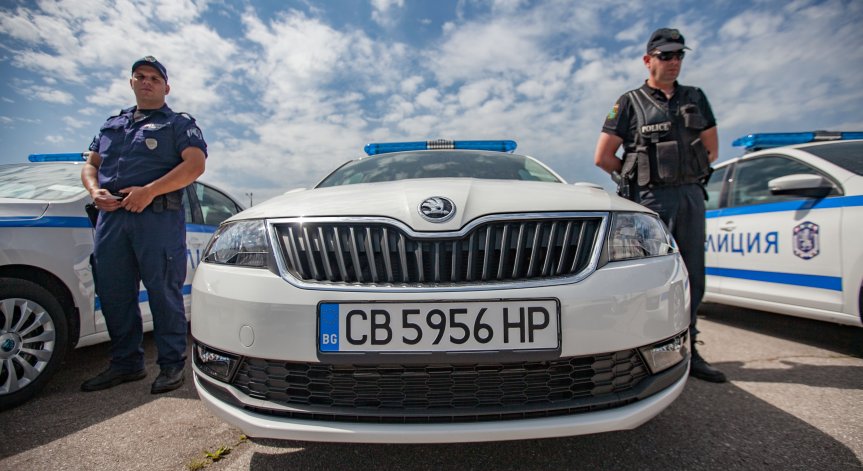На място е изпратен патрул, който е съдействал за свалянето на материалите.