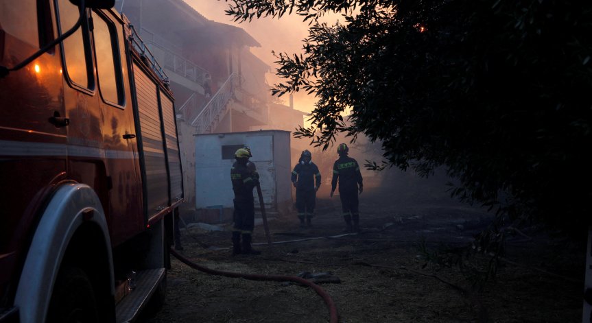 Пожарната служба призовава всички граждани да бъдат особено внимателни.