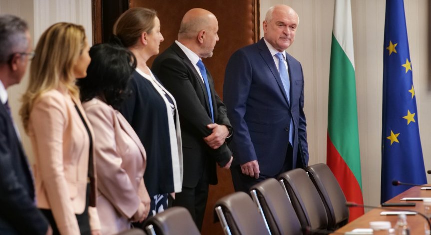Нинова: Поведението на Главчев е нелепо, не той управлява държавата