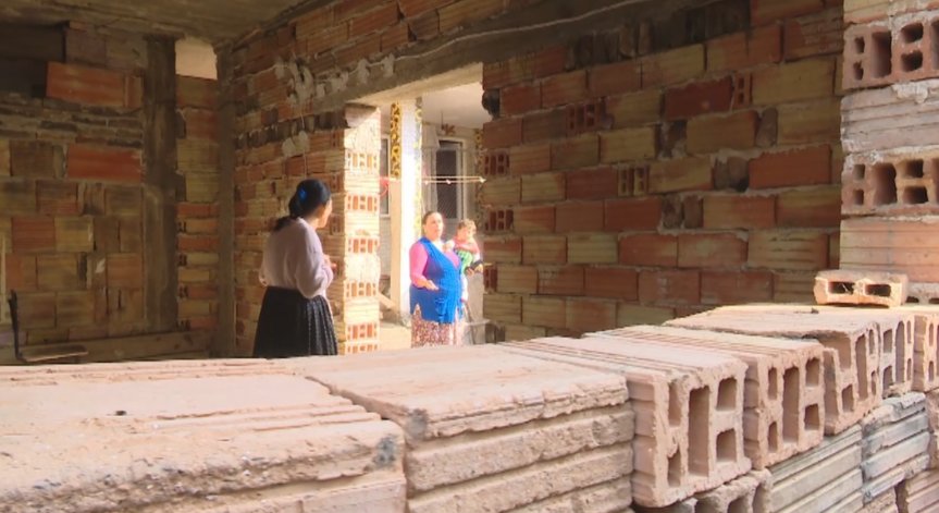 Събарят опасна сграда във Враца със самонастанили се роми