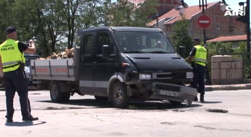 Камион с дърва отнесе патрулка в Казанлък
