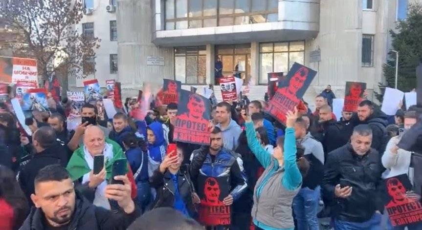 Протестиращите пред полицията са обградени с кордон от десетки служители на реда.