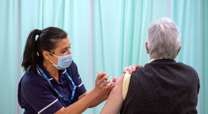 Ковид-19 мутира, ефективна ли е ваксината?