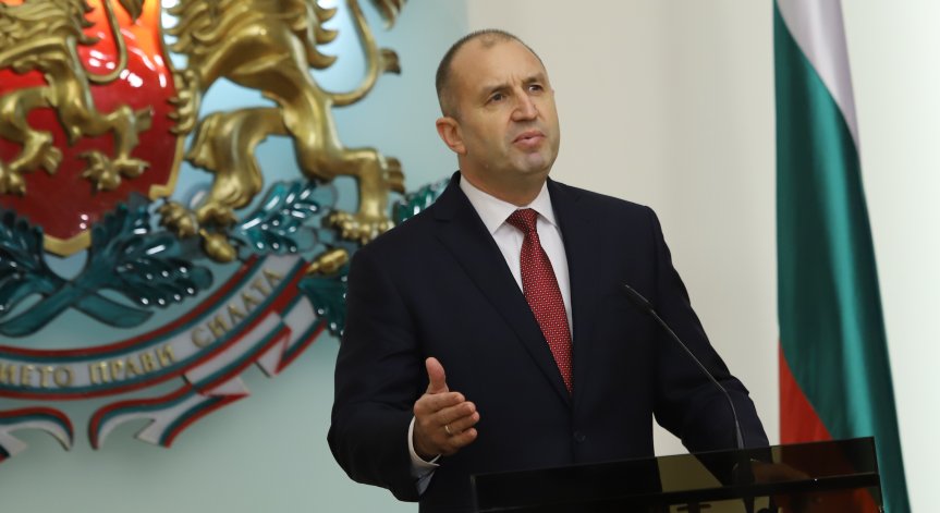 Радев подписа указа за Закона за здравето, но ще сезира КС