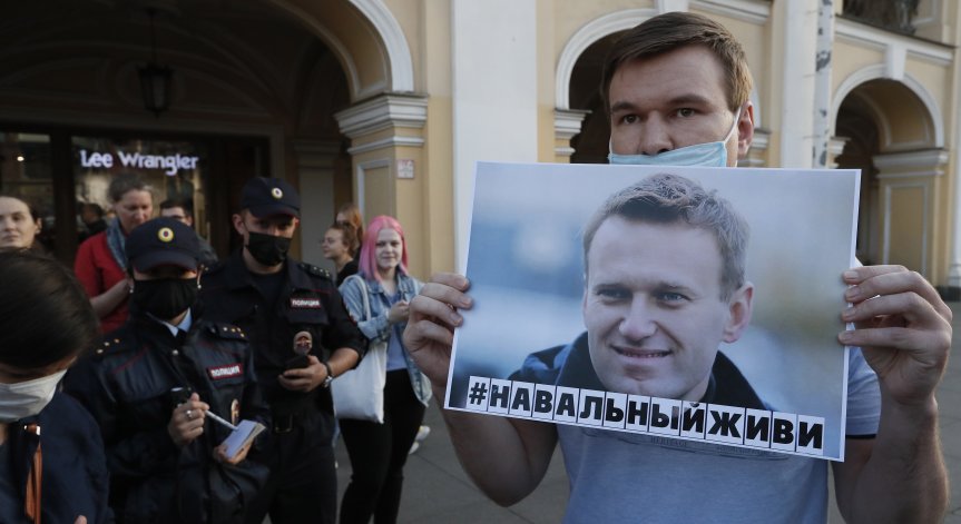 Германия праща самолет за Навални, Меркел иска прозрачно разследване