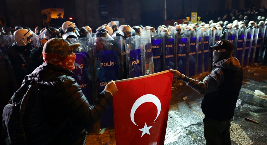 В Турция е нажежено, полицаи разпръскват протестиращи с водни струи (+СНИМКИ)
