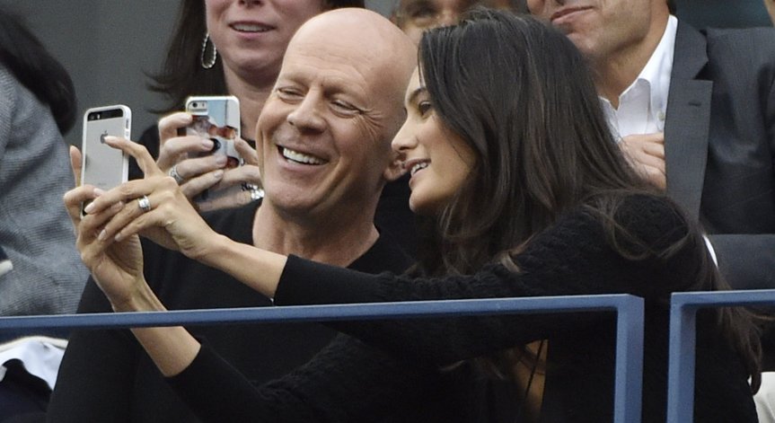 Плътно зад него - как семейството на Брус Уилис го подкрепя в борбата му с деменцията?