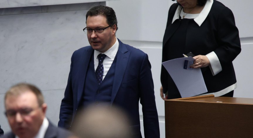 Даниел Митов с остра позиция.