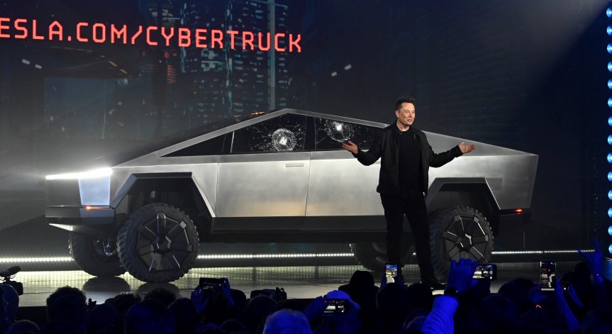 Мъск се хвали с поръчките за Cybertruck, акциите на Tesla падат