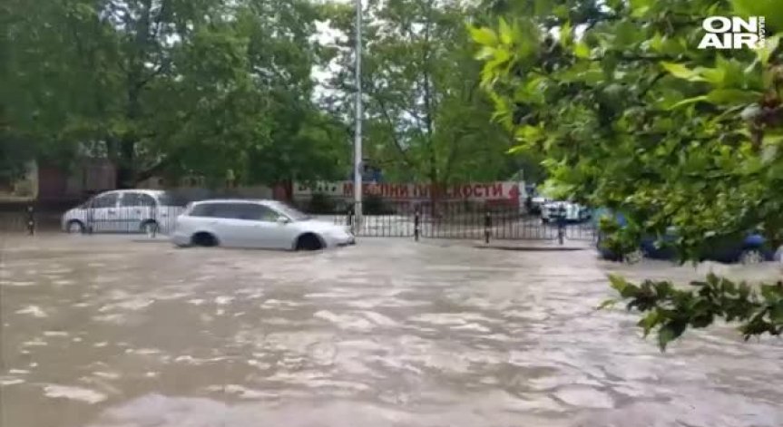 Проливен дъжд и градушка наводни Пловдив