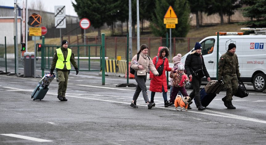 Евакуираха десетки цивилни от Мариупол с малък конвой от автобуси